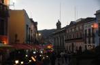Movimento de fim de tarde na rua peatonal de Guanajuato, no México